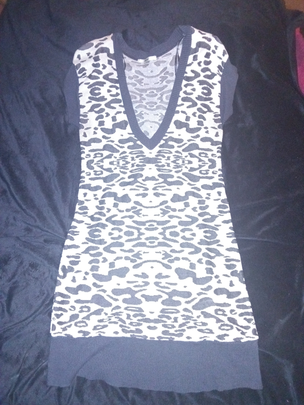 Women’s Black and White Knit Sweater Leopard Print V-Neck Dress Size XL